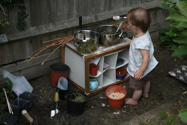 How to make a DIY outdoor mud kitchen for kids!